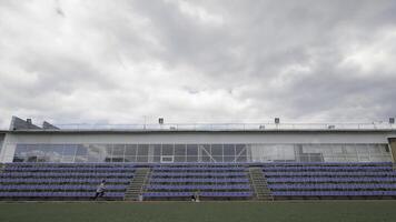 coureurs train à stade. Stock images. vue de des sports stade avec fonctionnement les athlètes. Extérieur des sports stade avec les athlètes formation photo