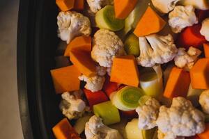 brut des légumes Couper dans petit pièces préparé pour fumant, chou-fleur, butternut, poireau, carotte photo