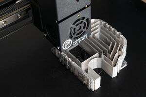 3d imprimante impression une modèle avec une gris biodégradable pla filament, écofil, 3d objet photo