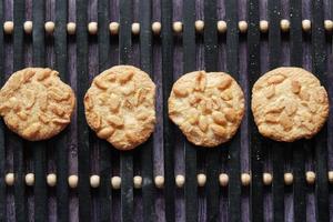 gros plan de biscuits sucrés aux arachides sur table en bois photo