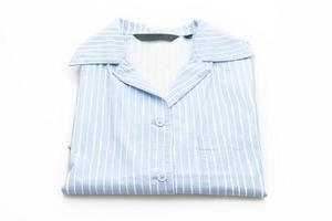 chemise bleue avec bande blanche sur fond blanc photo