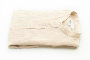 pli de chemise beige sur fond blanc photo