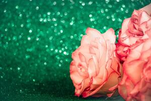 magnifique des roses sur une brillant vert Contexte. la Saint-Valentin journée concept, endroit pour texte. photo