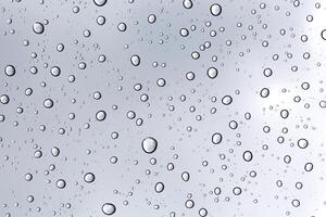pluvieux l'eau laissez tomber sur verre miroir Contexte. photo