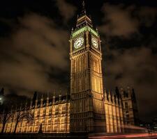 ai génératif gros ben un de le plus important symboles de tous les deux Londres et Angleterre comme montré à nuit le long de avec le lumières de le voitures qui passe photo