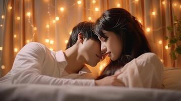 ai génératif proche en haut de couple dans l'amour embrasser fabrication cœur forme avec mains mensonge sur le lit photo