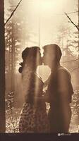 ai génératif couple dans l'amour embrasser sur le coucher du soleil copain et petite amie étreindre Extérieur deux les amoureux ayant romantique Date noir et blanc filtre l'amour Contexte concept photo