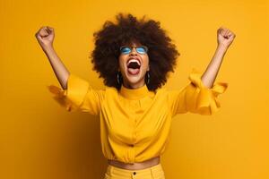 ai génératif excité Jeune femme en hurlant sur une Jaune Contexte studio portrait content fille annonçant nouvelles à haute voix délicieux adorable heureux femelle se réjouit Succès faciale expression concept photo