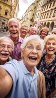 ai génératif content groupe de Sénior gens souriant à caméra en plein air plus âgée copains prise selfie pic avec intelligent mobile téléphone dispositif la vie style concept avec retraités ayant amusement ensemble sur s photo
