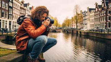 ai génératif content touristique prise selfie image dans Amsterdam Pays-Bas de bonne humeur homme en utilisant intelligent mobile téléphone dispositif à l'extérieur étudiant voyageur profiter été européen vacances la vie style t photo