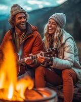 ai génératif content Jeune couple séance près feu de camp et en jouant guitare photo