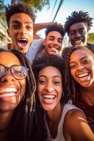 ai génératif multiculturel groupe de copains prise une selfie avec africain femme dans premier plan relation amicale concept avec Jeune gens souriant à caméra concentrer sur noir fille photo