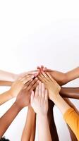 ai génératif multiracial content Jeune gens empilage mains à l'extérieur diverse copains unité unité dans bénévole communauté concept à propos Université relation Créatif jeunesse et Humain res photo