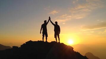 ai génératif réussi randonneurs sauter sur le Haut de le Montagne content couple avec sac à dos profiter la vie à le coucher du soleil photo