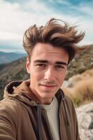 ai génératif Jeune homme prise une selfie avec mobile intelligent téléphone randonnée montagnes content souriant gars à la recherche à caméra chaud l'automne filtre photo