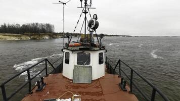 vue de le industriel bateau avec une barge voile derrière. agrafe. concept de l'eau transport de marchandises. photo