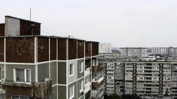 vue de une typique Résidentiel multi étage bâtiment dans une ville en train de dormir zone. Stock images. vieux panneau appartement avec les fenêtres et balcons. photo