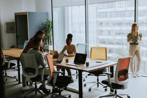 Jeune Multi-éthnique Commencez équipe travail dans le moderne Bureau photo