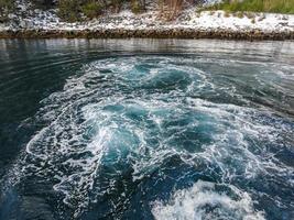 eau turquoise et paysage d'hiver à sognefjord à vestland, norvège. photo