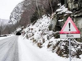 panneau de signalisation rouge bom et tunnel en norvège. routes enneigées. photo