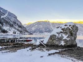 paysage d'hiver à la rivière du lac fjord gelé framfjorden, norvège.