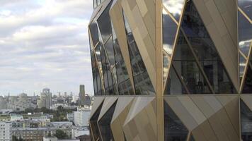 Haut vue de les fenêtres de élégant affaires centre sur Contexte de ville. Stock images. grand les fenêtres dans affaires bâtiment dans moderne ville dans été. panorama de ville et les fenêtres de élégant architectural photo