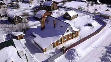 yeux d'oiseau voir. agrafe. vue de une petit village, vous pouvez voir clôturé privé Maisons et une lot de congères proche. photo