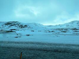 une vue de le Islande campagne dans le hiver couvert avec neige près le golfes cascade photo