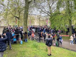 Londres dans le Royaume-Uni sur 5 mai 2023. gens assister le couronnement de Roi Charles iii photo