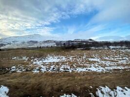 une vue de le Islande campagne dans le hiver couvert avec neige près le golfes cascade photo