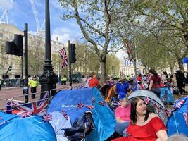 Londres dans le Royaume-Uni sur 5 mai 2023. gens assister le couronnement de Roi Charles iii photo