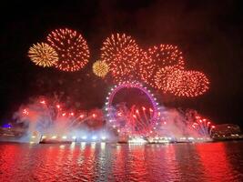 Londres dans le Royaume-Uni sur 1 janvier 2024. une vue de de Londres Nouveau ans feux d'artifice dans janvier 2024 photo