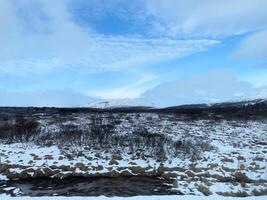 une vue de le Islande campagne dans le hiver couvert avec neige près le golfes cascade photo