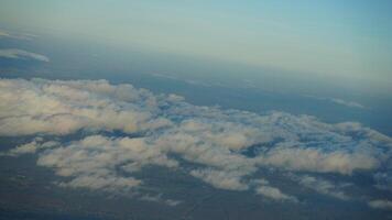 le panoramique vue regardé à l'extérieur de le en volant avion fenêtre photo