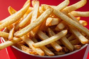 ai généré croustillant d'or français frites dans une bol photo