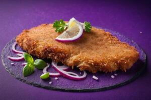 ai généré schnitzel avec citron et oignon sur vibrant Contexte photo