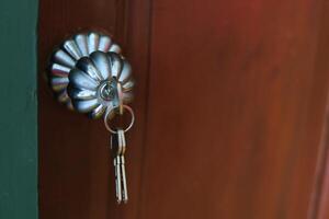 porte bouton avec clé sur en bois porte pour ouvrir à entrer le chambre. photo