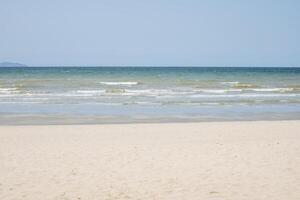 magnifique plage avec blanc le sable et bleu et clair ciel Contexte photo