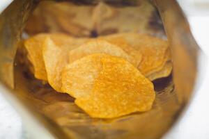 proche en haut de cuit Patate frites dans ouvert casse-croûte sac photo