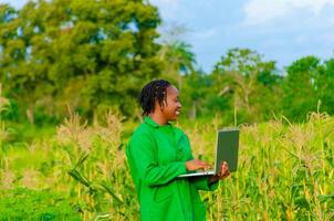Jeune agriculteur sentiment excité comme elle les usages sa système. photo