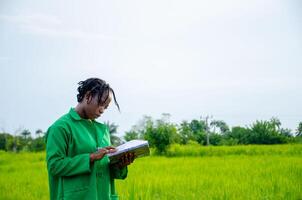 magnifique agriculteur prise une Remarque dans le ferme photo