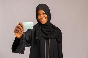 musulman Jeune femme avec affaires carte dans main photo