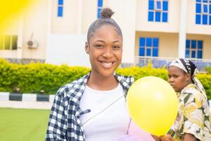 proche en haut photo de mignonne attrayant Dame tenir main Jaune ballons pour anniversaire cacher ressentir contenu prendre plaisir réjouir