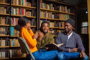 gens dans le bibliothèque discuter à propos leur examen photo