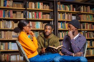 personnes, connaissance, éducation et école concept - groupe de élèves en train de lire livres et en train de préparer à examen dans bibliothèque photo