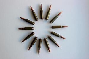 cercle doublé avec vivre munition isolé sur blanc Haut vue Stock photo