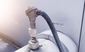 proche en haut le Température capteur installée sur le l'eau tuyau refroidisseur système. photo