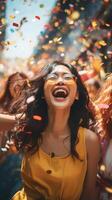 ai généré célébrer bonheur, Jeune Asie femme afro cheveux dansant avec gros sourire lancement coloré confettis dans Festival fête photo