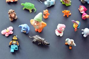 kiev, ukraine, 2020 - divers petits jouets pour enfants alignés pour halloween photo