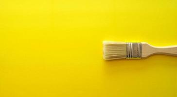 bannière lumineuse jaune avec brosse en bois artistique photo